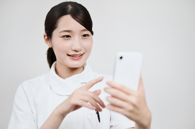 スマホを触る女性