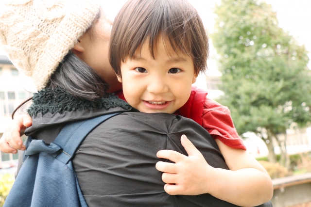 抱っこされる子ども