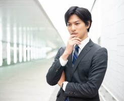 考える会社員