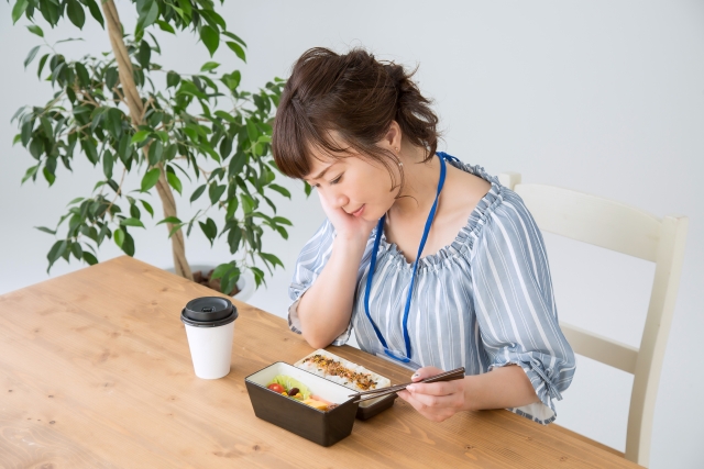 一人で昼食を食べる女性