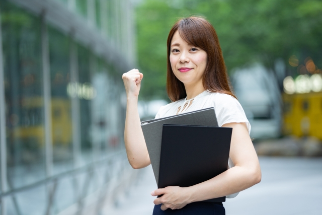 ガッツポーズする女性