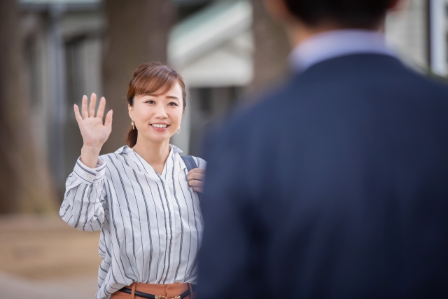 あいさつする社会人