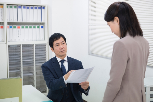 叱られる女性社員