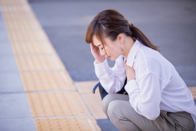 苦しむ女性