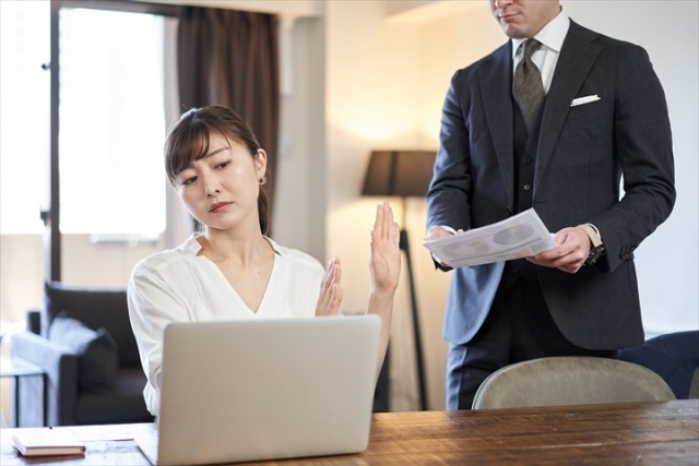 仕事を断る女性